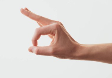 Kadının eli yakın plan bir jest gösteriyor.