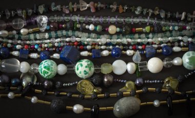 Doğal taşlardan ve minerallerden yapılmış koyu arkaplan. Düz. Boho tarzı..