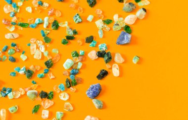 Turuncu zeminde doğal taşlar ve mineraller. Düz alan. Anlaşıldı..