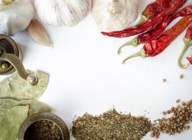 Beyaz arka planda aromatik baharatlar. Güzel manzara..