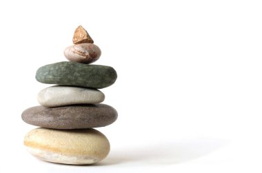 Beyaz arkaplanda farklı taşlar dengelenmiş..