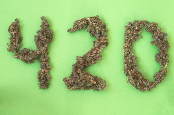 Ovanifrån Närbild Skylt 420 Gjord Knoppar Cannabis Grön Bakgrund Fyra — Stockfoto