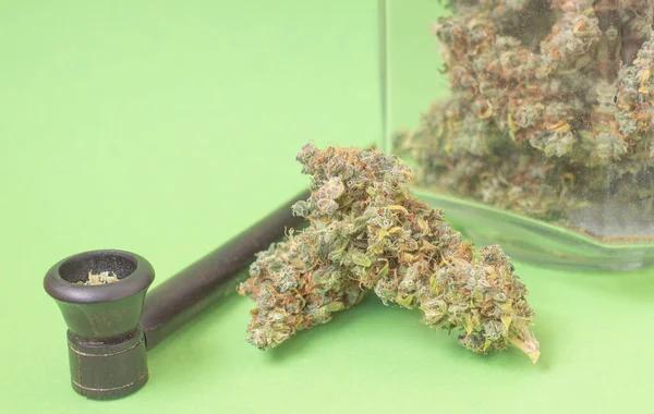 Pąki Marihuany Zbliżenie Tuby Zielonym Tle — Zdjęcie stockowe