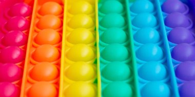 Kapat. Yeni bir duyusal oyuncak - patlat onu, stres önleyici kavram. Gökkuşağı rengi, dışbükey baloncuklar.