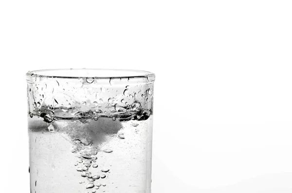 Een Glas Water Ijs Een Witte Achtergrond Close Van Luchtbellen — Stockfoto