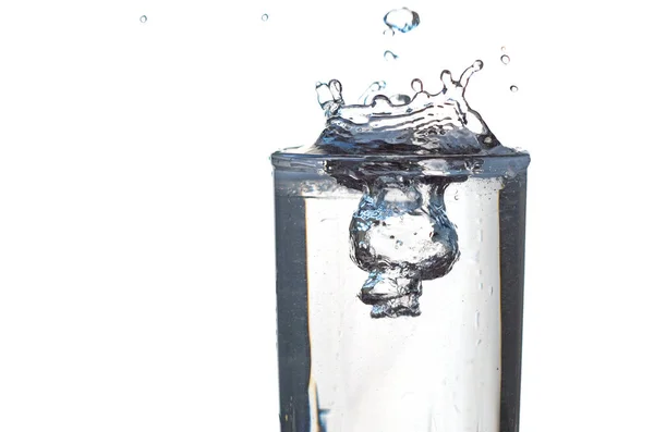 Água Derramada Copo Água Potável Transparente Sobre Fundo Branco Close — Fotografia de Stock