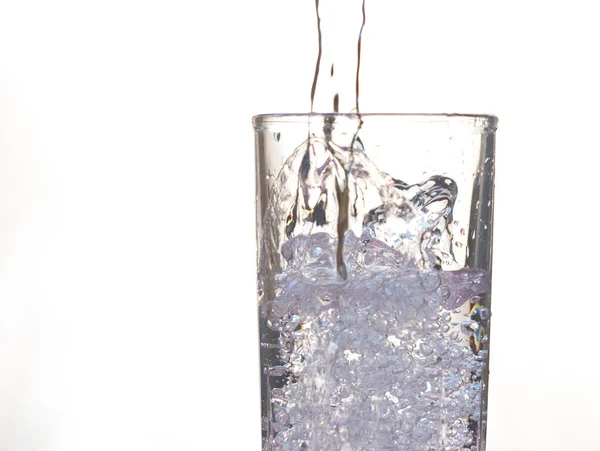 Água Derramada Copo Água Potável Transparente Sobre Fundo Branco Close — Fotografia de Stock