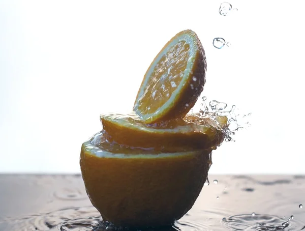 Água Derramada Sobre Laranja Fatiada Close Uma Fruta Redução Fundo — Fotografia de Stock