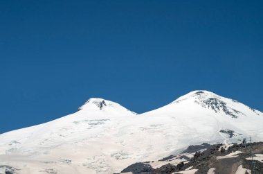 Kafkas kar dağına ya da Elbrus yanardağının mavi arka planına büyük bir perspektif. Elbrus manzara manzarası - Rusya ve Europ 'un en yüksek zirvesi