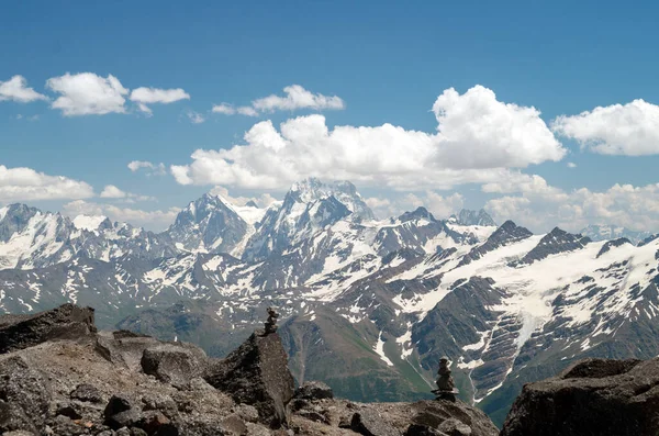 Picos Nevados Las Montañas Del Cáucaso Rusia Glaciar Una Altitud — Foto de Stock