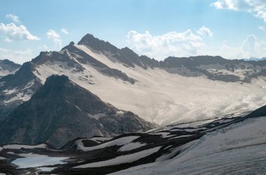 Kafkas dağlarıyla güzel bir manzara. Dağların karla kaplı zirveleri yükseklerden. 