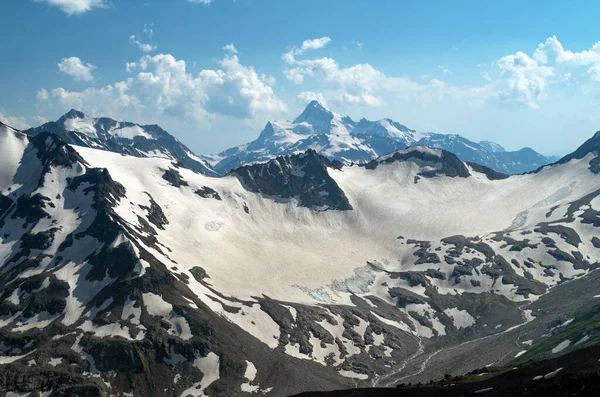 Beau Paysage Avec Les Montagnes Caucase Sommets Enneigés Des Montagnes — Photo