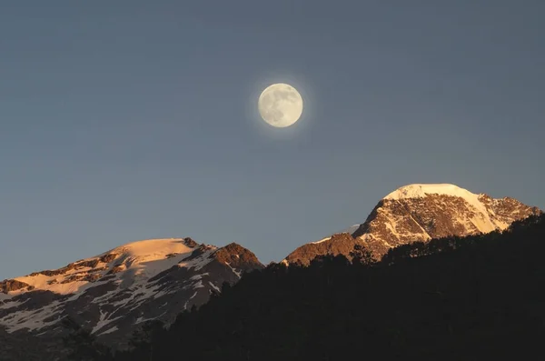 Lua Cheia Nas Montanhas Lua Ilumina Picos Nevados Das Montanhas — Fotografia de Stock