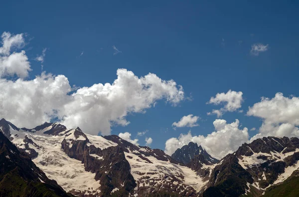Hermoso Paisaje Montañoso Con Picos Nevados Nubes Tierras Altas Verano — Foto de Stock