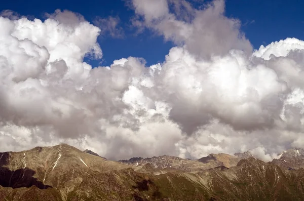 Beau Paysage Montagne Chaîne Montagnes Caucase Sommets Nuages Montagne — Photo