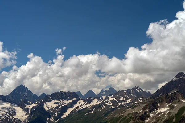 Hermoso Paisaje Montaña Cordillera Del Cáucaso Picos Nevados Nubes — Foto de Stock