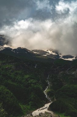 Yazın Kafkasya Dağları. Eriyen karla kaplı güzel bir manzara. Eriyen küresel ısınma iklim değişikliği.