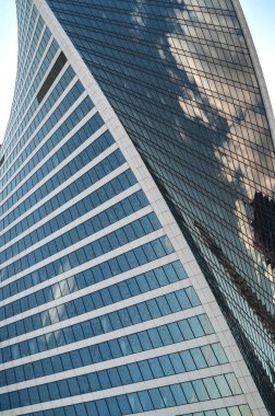 Modern binaların dış yüzeyinin camdan bir cepheli gökdeleni, bir spiral şeklinde Moskova City binası..