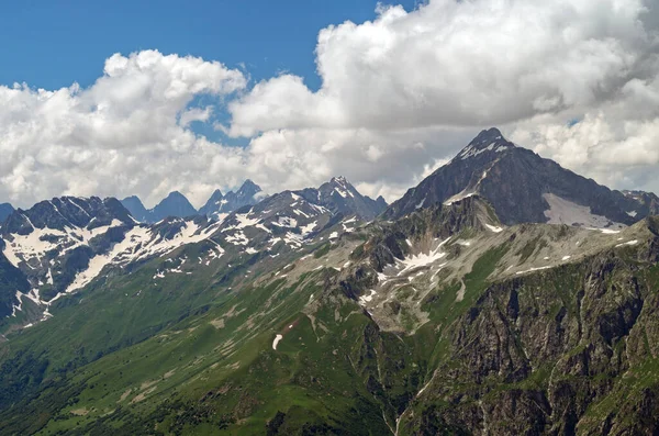 Beau Paysage Montagne Chaîne Montagnes Caucase Pics Nuages Montagne Été — Photo