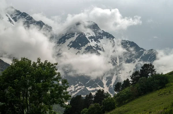 Montagna Nella Nube Nebbia Nuvole Alla Deriva Tra Scogliere Rocciose — Foto Stock