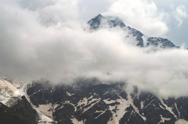 Montagne Dans Nuage Brouillard Nuages Qui Dérivent Milieu Falaises Rocheuses — Photo