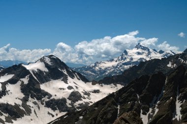 Kafkas dağlarıyla güzel bir manzara. Dağların karla kaplı zirveleri yükseklerden.
