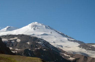 Kafkasya dağ sırası. Kafkas kar dağı ya da Elbrus yanardağı manzarası. Manzara görüntüsü - Avrupa 'nın en yüksek zirvesi