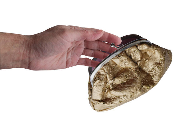 обрезанный образ человека, держащего в руках маленький кошелек, изолированный на белом