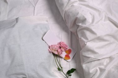 Yatakta romantik şeyler. Yakın çekim.