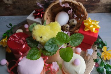 Arka planda paskalya yumurtaları ve çiçekler