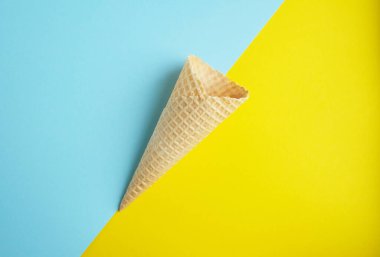 Mavi arka planda waffle külahı. metin için boşluk ile düz uzanma.