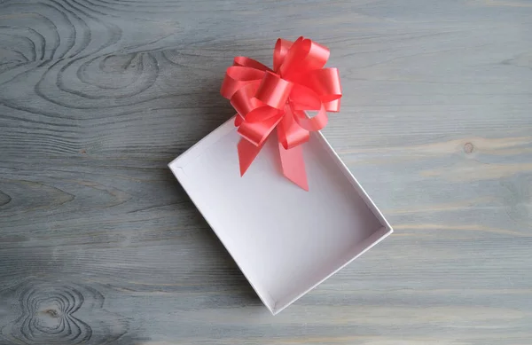 Caja Regalo Con Cinta Roja Sobre Fondo Madera —  Fotos de Stock