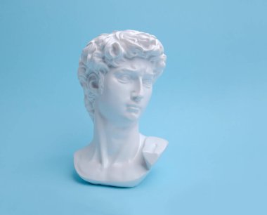 Mavi arka planda güzel bir kadın heykeli