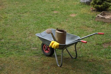 Sulama kabıyla el arabası.