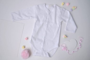 beyaz arka planda bebek kıyafetleri ve aksesuarları