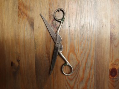 Ahşap zemin üzerinde makas