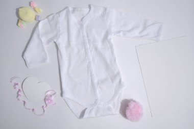 beyaz arka planda bebek kıyafetleri ve aksesuarları