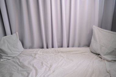 Yatakta beyaz yastıklar  