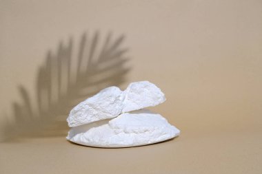 Gri arkaplanda beyaz seramik