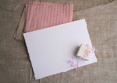 Arkaplanda hediye kutusu olan kağıt bir not
