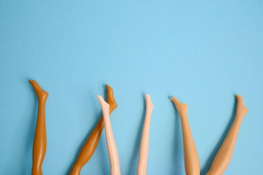 Mavi arkaplanda oyuncak ayakların üst görünümü