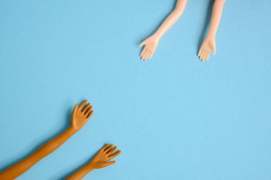 Mavi arka planda oyuncak eller.