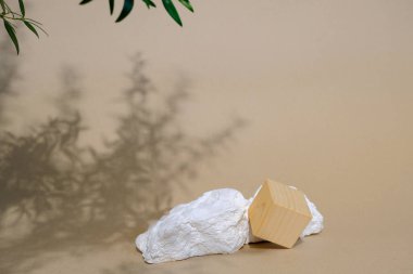 Gri arkaplanda beyaz seramik