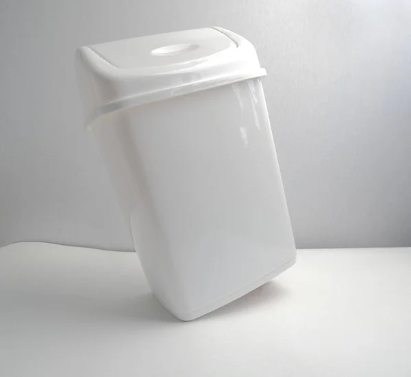 Biały Plastikowy Jednorazowy Pojemnik Szarym Tle — Zdjęcie stockowe