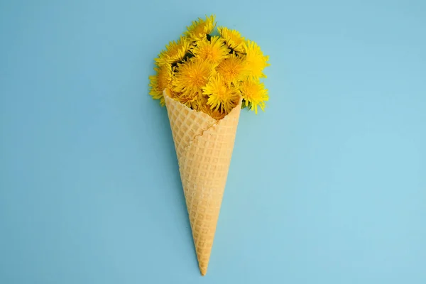 Yellow Flowers Blue Background Flat Lay Top View — Stock Photo, Image