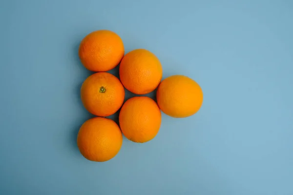 青の背景に新鮮な熟したオレンジ トップビュー — ストック写真