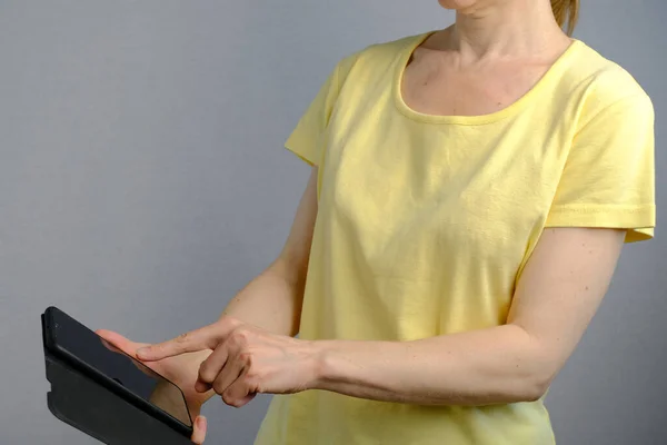 Woman Holding Tablet Computer Gray Background — Stock Photo, Image