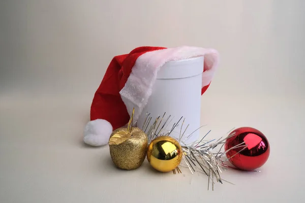 Beyaz Arka Planda Noel Baba Şapkası Olan Bir Noel Süsü — Stok fotoğraf