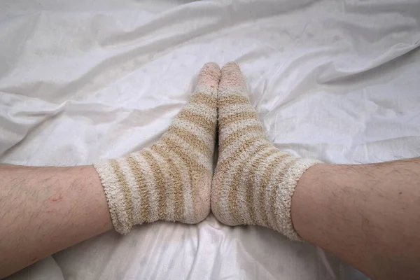 Chaussettes Chaudes Sur Les Pieds Masculins — Photo