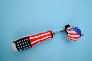 Tornavida ve Amerikan bayraklı bir kask..